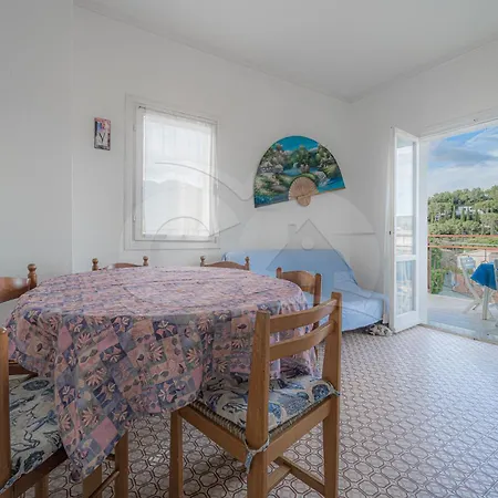 Silvia Sul Lungomare Di Campo *